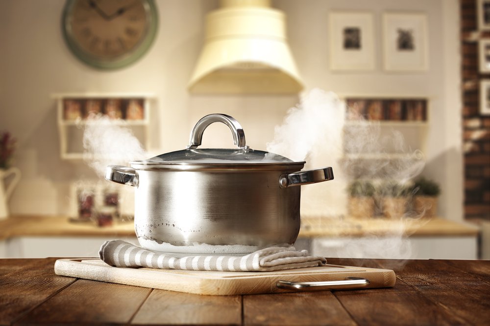 Clean pot on a kitchen counter | Photo: Shutterstock