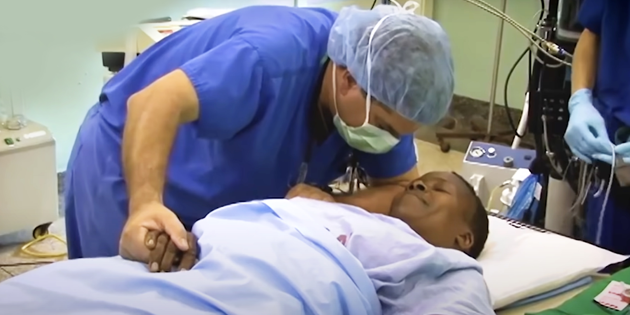 Dr. Michael Haglund im Operationssaal mit einem Patienten | Quelle: youtube.com/The700Club