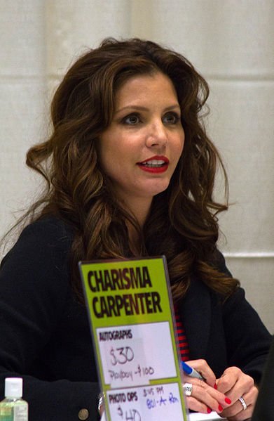 Charisma Carpenter signs autographs at the Toronto Comicon. | Source: Wikimedia Commons