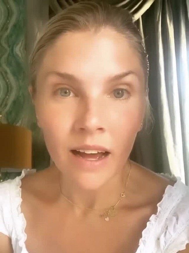 Amanda Kloots speaking about her husband's health on an Instagram live session. | Photo: Instagram/amandakloots