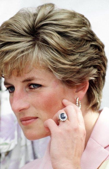 Prinzessin Diana mit ihrem Saphirring | Quelle: Getty Images