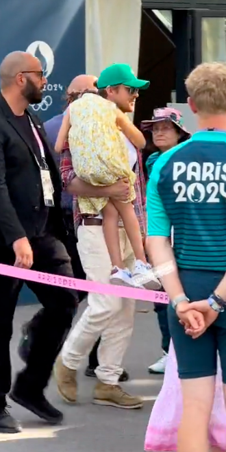 Ryan Gosling carrying one of his daughters to their car, posted on August 5, 2024 | Source: TikTok/taiebgedeon