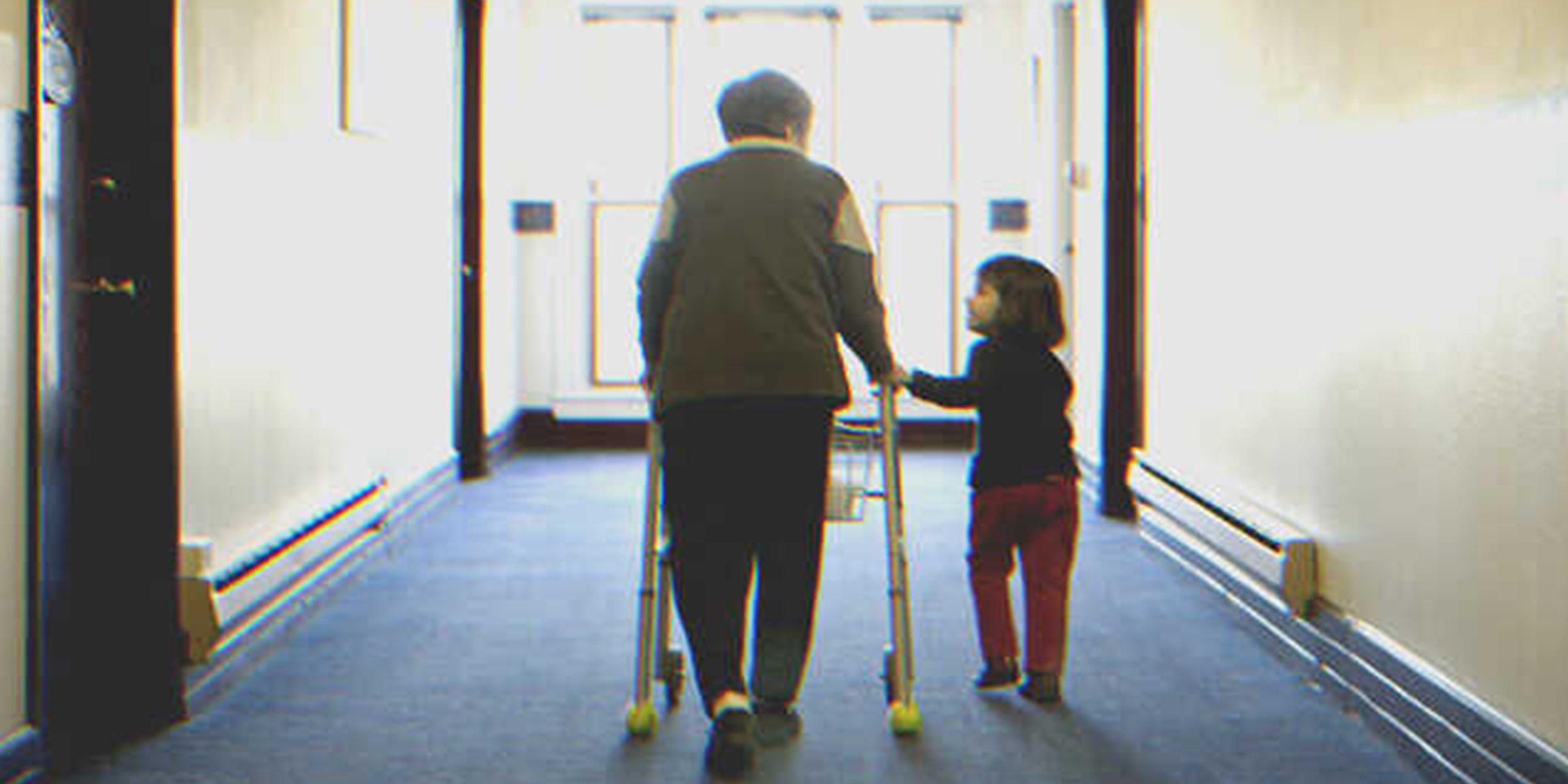 Une femme âgée et une petite fille | Photo : Getty Images
