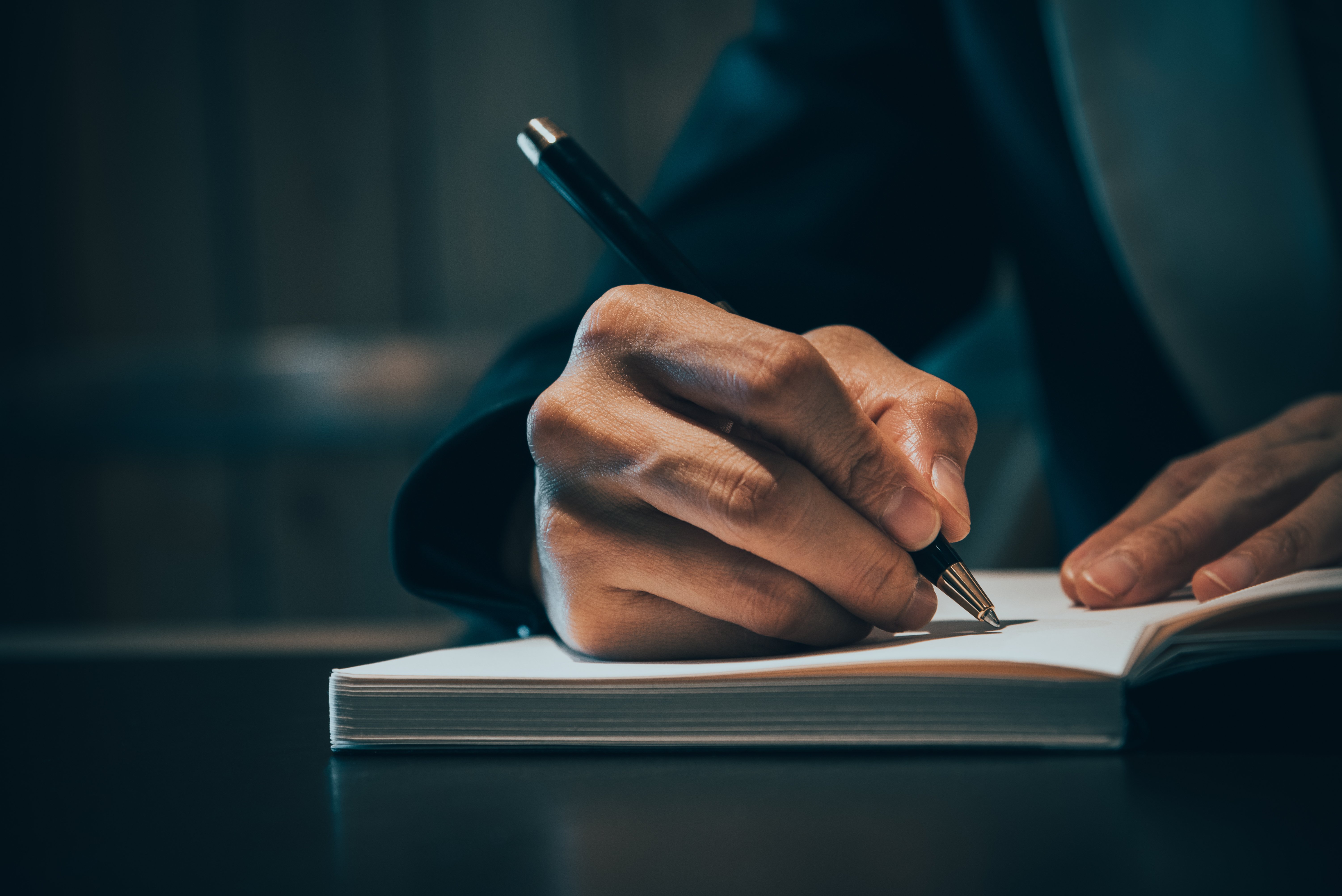 Un homme rédigeant son testament. l Source : Shutterstock