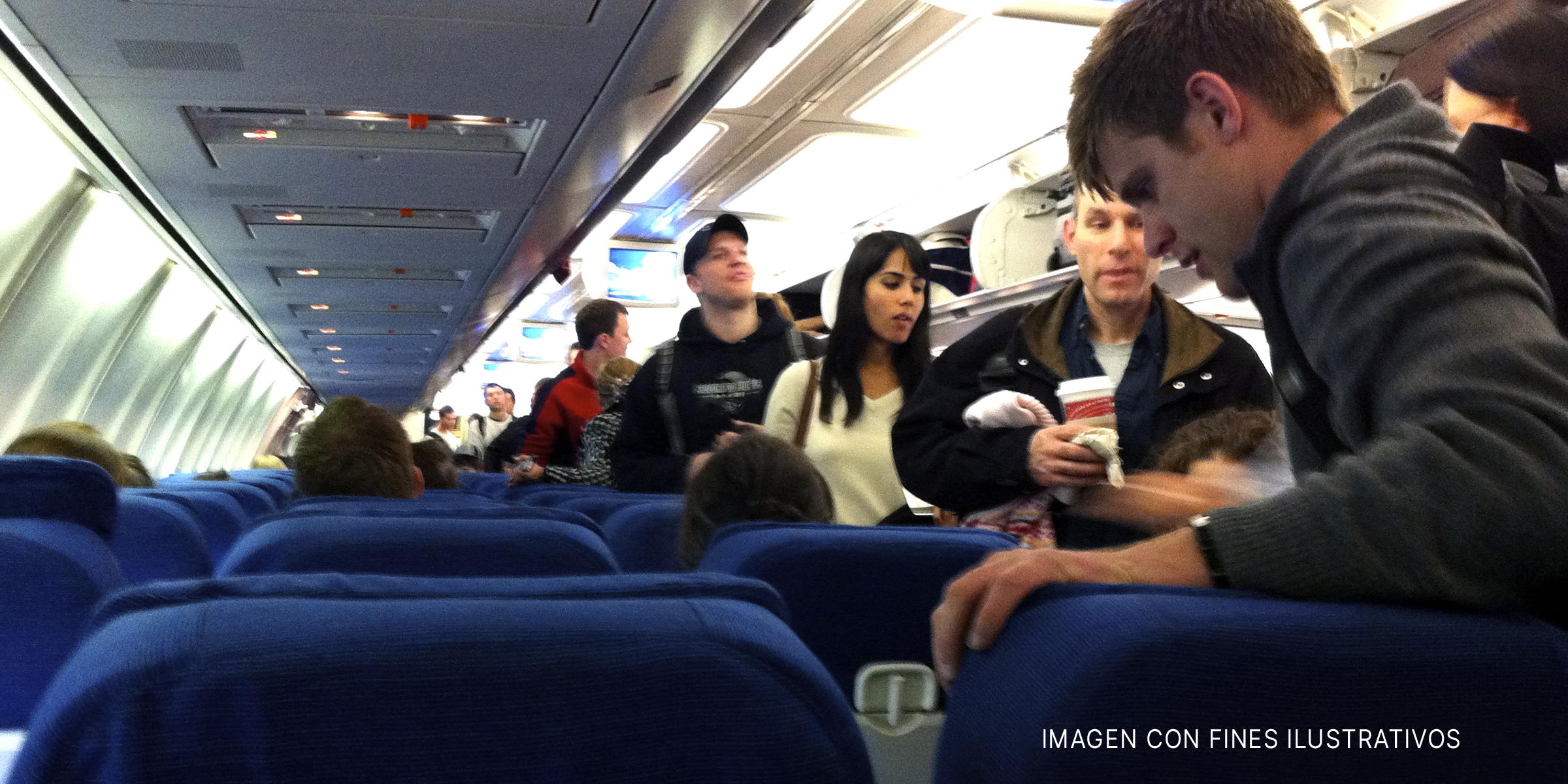 Pasajeros dentro de un avión | Foto: flickr.com/CC BY-SA 2.0/MattHurst