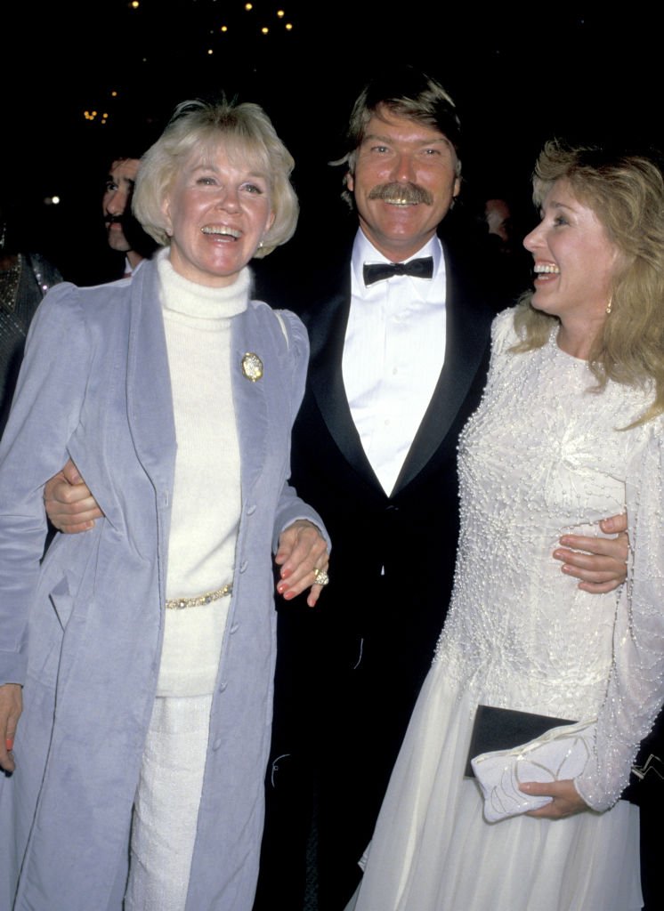 Doris Day, Terry Melcher, and his wife at Hyatt Regency Hotel in Monterey, California in 1988. | Source: Getty Images