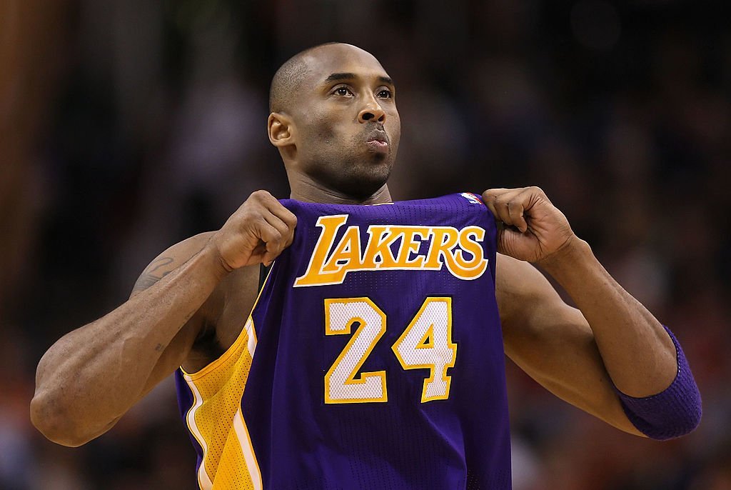 Kobe Bryant #24 of the Los Angeles Lakers adjusts his jersey during the NBA game against the Phoenix Suns at US Airways Center | Photo: Getty Images