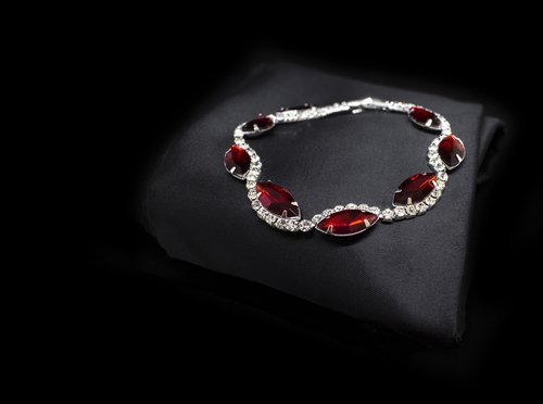 Diamond and Ruby bracelet. | Soure: Shutterstock.