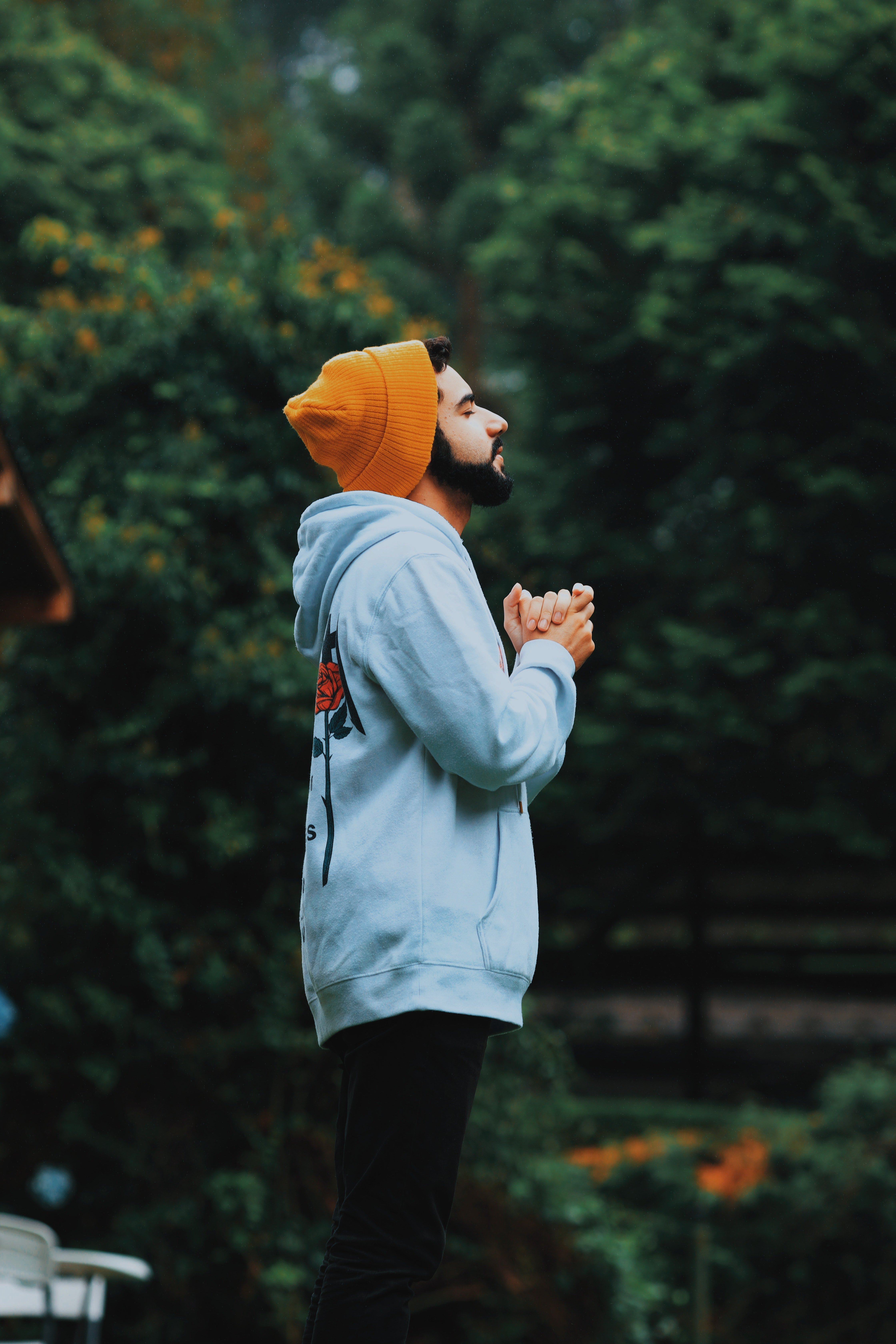 A man praying outdoors | Source: Pexels.com