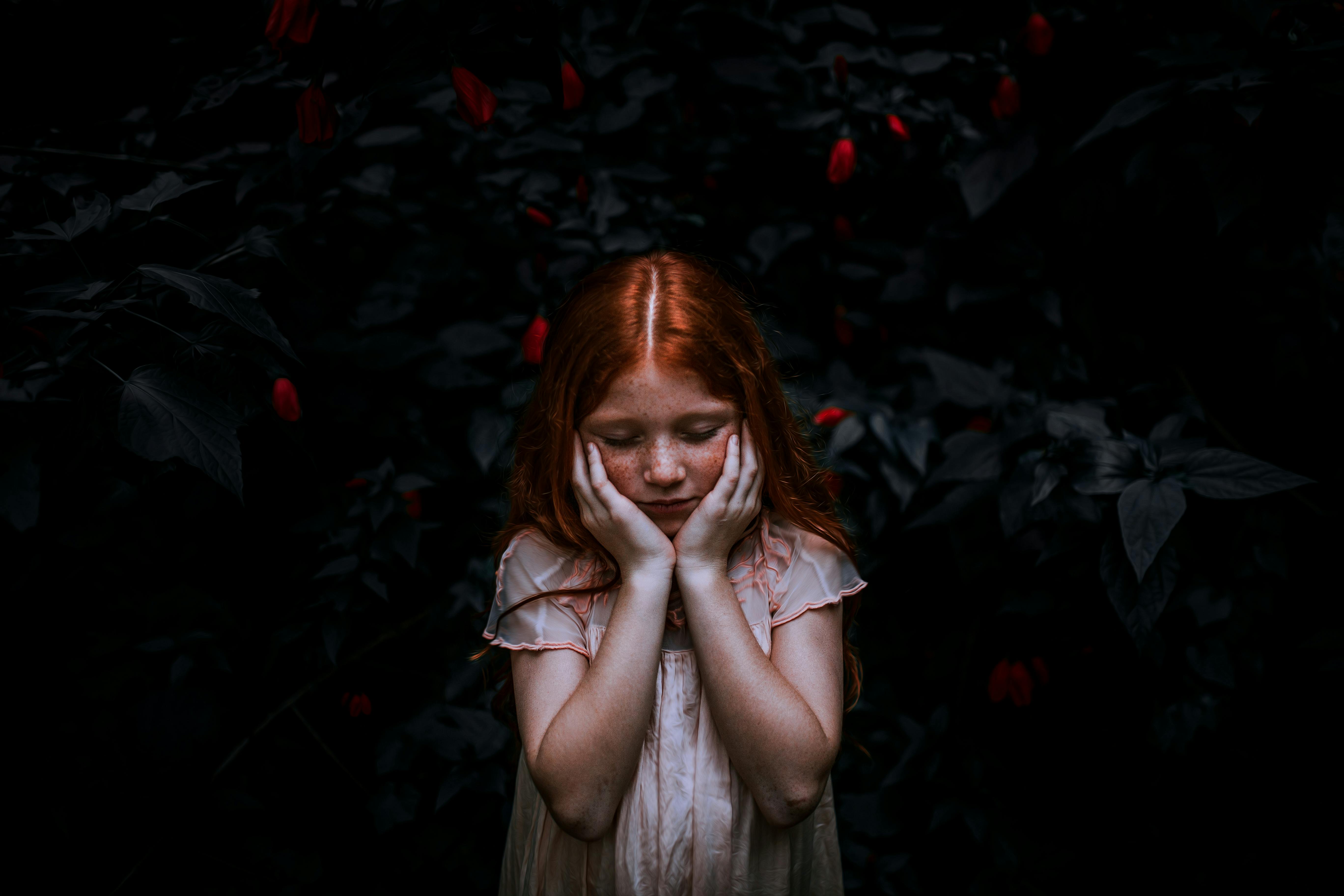 A scared-looking young girl | Source: Pexels