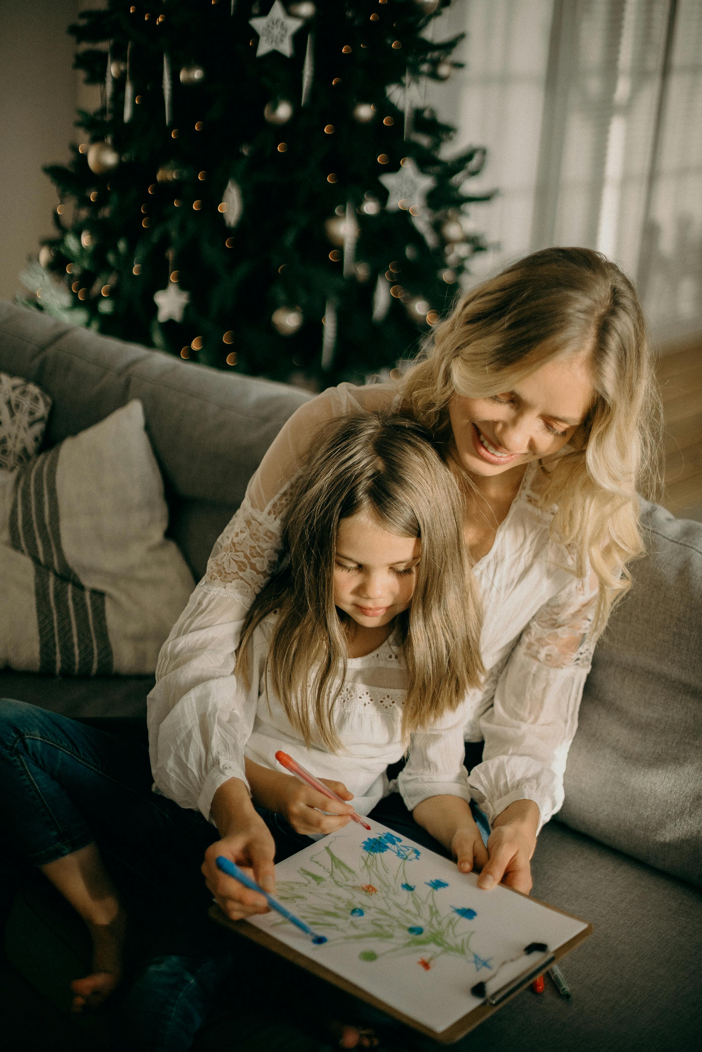 A woman drawing with her daughter | Source: Pexels