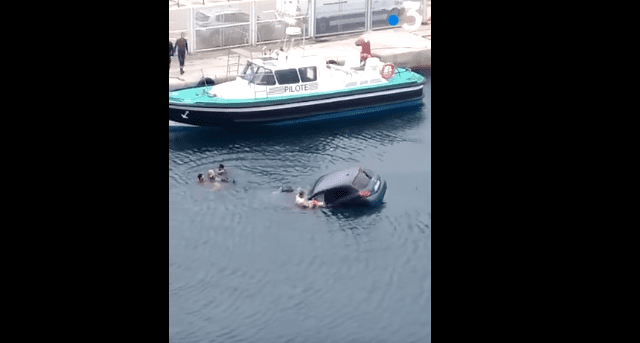 Une voiture se coule. | Photo : Facebook/ France 3 Corse ViaStella Une voiture se coule. | Photo : Facebook/ France 3 Corse ViaStella