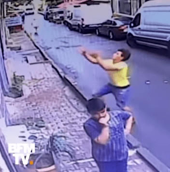 Un jeune homme dans la rue. | Photo : youtube/BFMTV