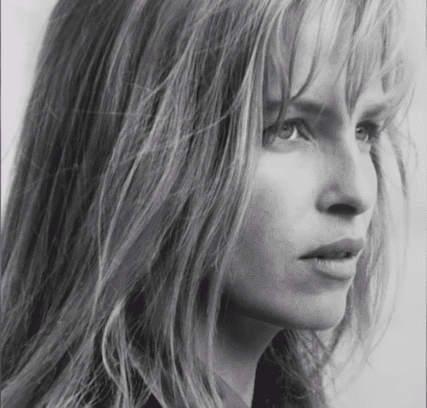 Valentine Monnier, une photographe Française. | Photo : Youtube/ Le Parisien