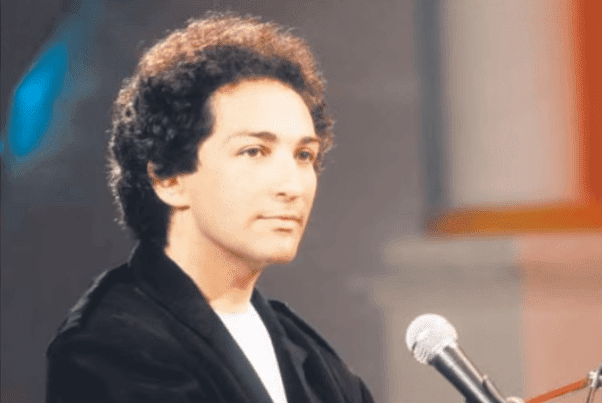 Michel Berger devant un micro. | Photo : Youtube/Costantino