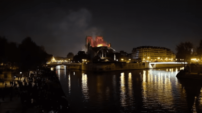 Image de l'incendie de Notre-Dame | Photo : Youtube/CLPRESS Image de l'incendie de Notre-Dame | Photo : Youtube/CLPRESS