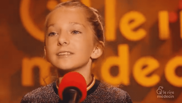 Betty-Lou lance un appel à dons pour Le Rire Médecin. | Photo : Youtube/LeRireMedecin