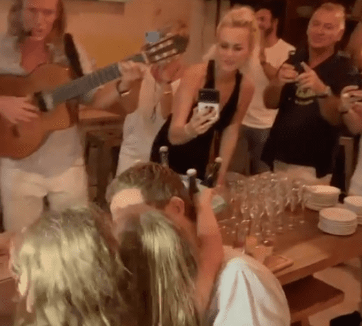 Laeticia Hallyday en train de filmer à l'anniversaire de François Roelants | Photo : Instagram/michel_klein_mimi_liberte