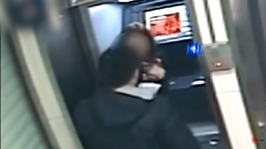 Le voleur rend tout l'argent à la femme après avoir vu que son solde bancaire est à zéro. | Photo : Youtube / CCTV tape Le voleur rend tout l'argent à la femme après avoir vu que son solde bancaire est à zéro. | Photo : Youtube / CCTV tape