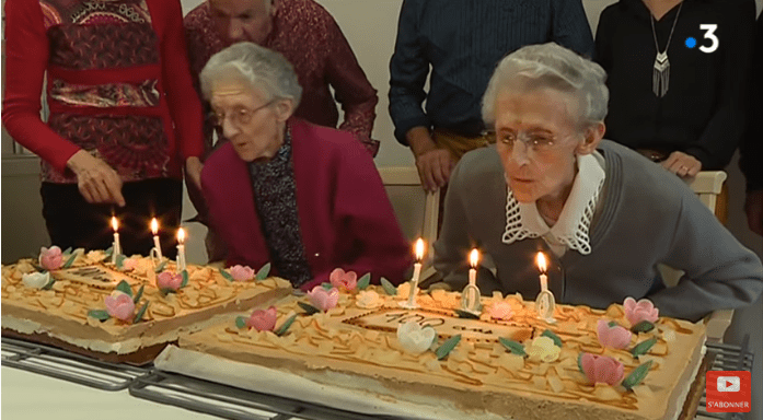 Deux sœur jumelles fêtent leurs 100 ans à Fay-de-Bretagne. | Photo : Youtube/France 3 Pays de la Loire Deux sœur jumelles fêtent leurs 100 ans à Fay-de-Bretagne. | Photo : Youtube/France 3 Pays de la Loire