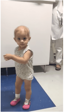 Une petite fille avec un cancer au couloir de l'hôpital. | Photo : Youtube/ ViralHog