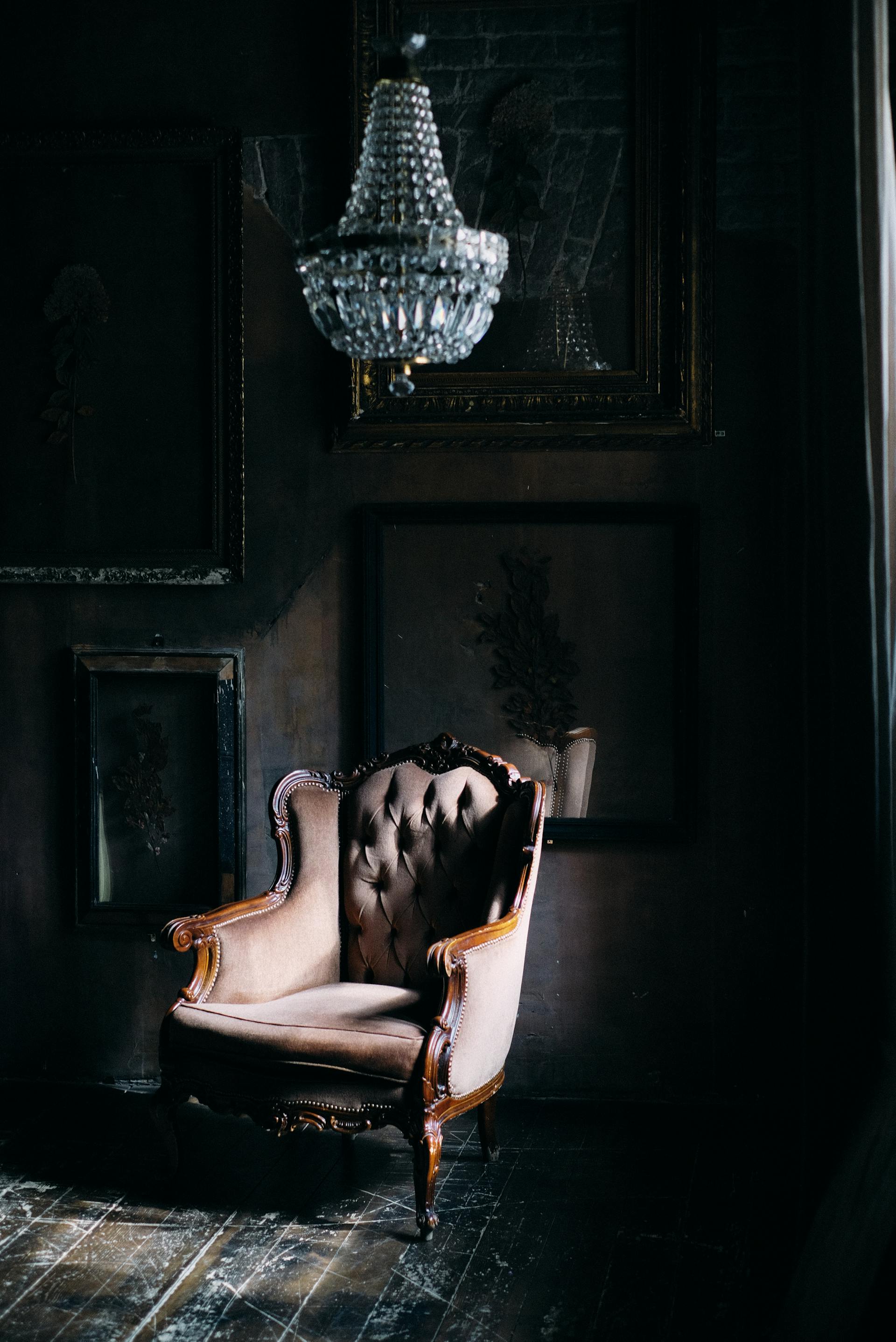 An old armchair in a room | Source: Pexels