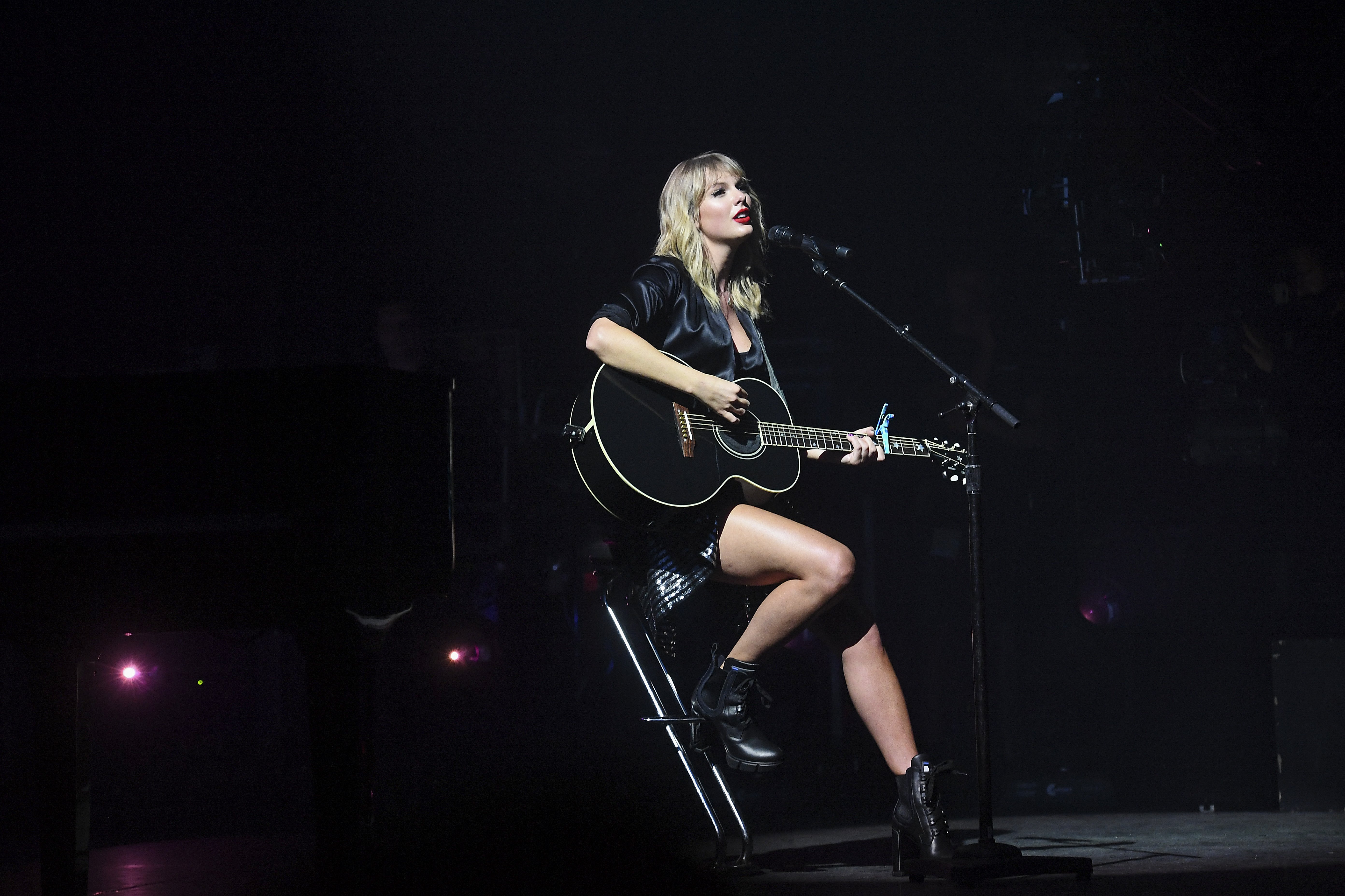 Taylor Swift performing t L'Olympia on September 9, 2019 in Paris. | Source: Getty Images