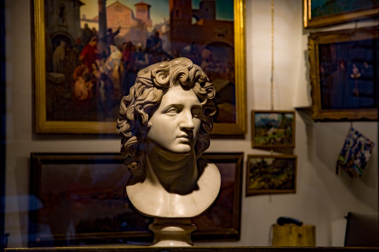 Pinturas en una tienda de antigüedades. | Foto: Pixabay