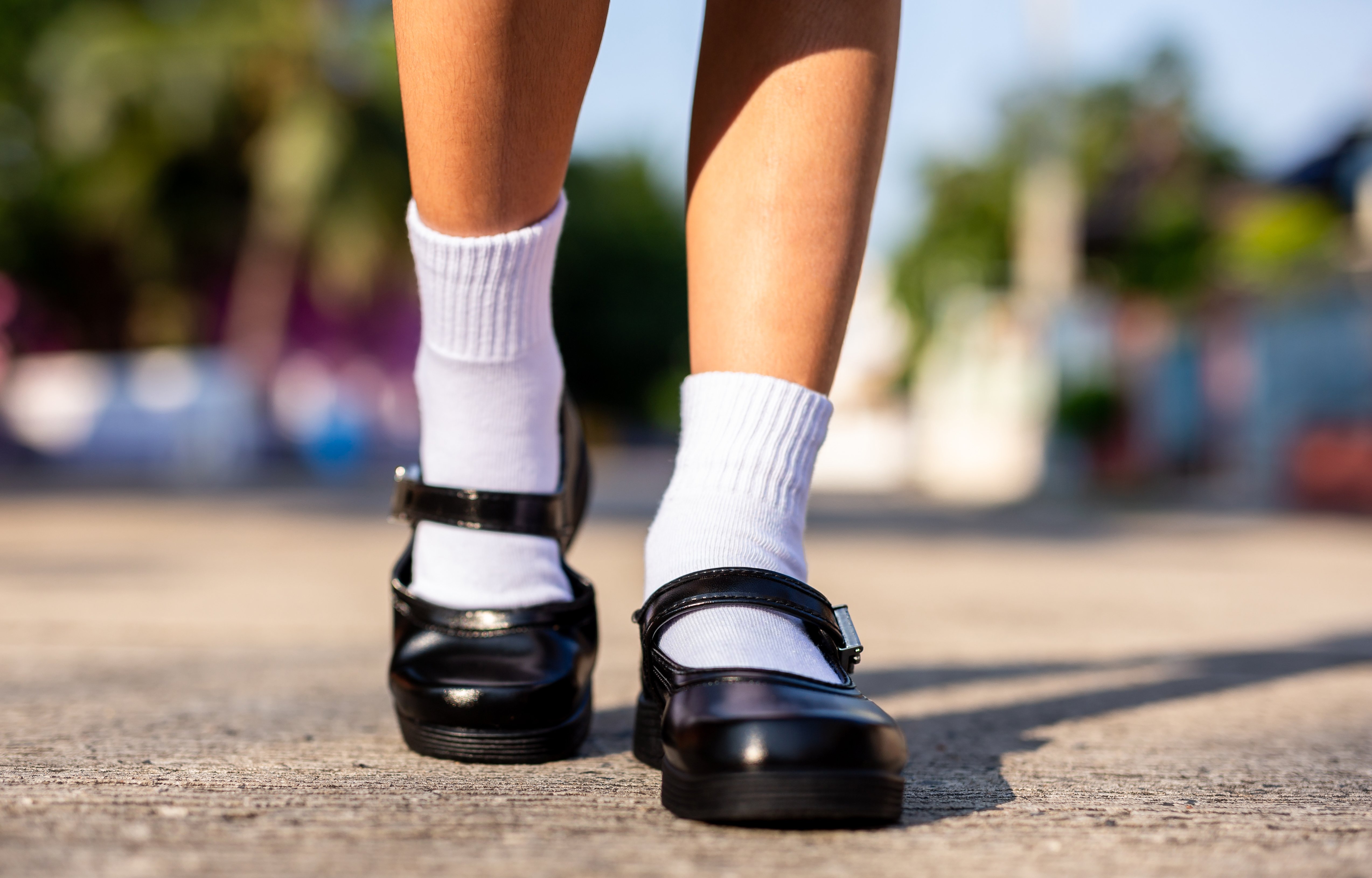 Estudiante de colegio con zapatillas del uniforme. | Foto: Shutterstock