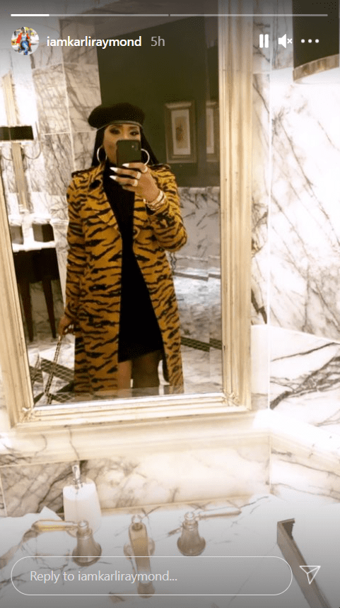 Karli Harvey rocking her tiger-print coat in a mirror selfie. | Photo: Instagram/iamkarliraymond