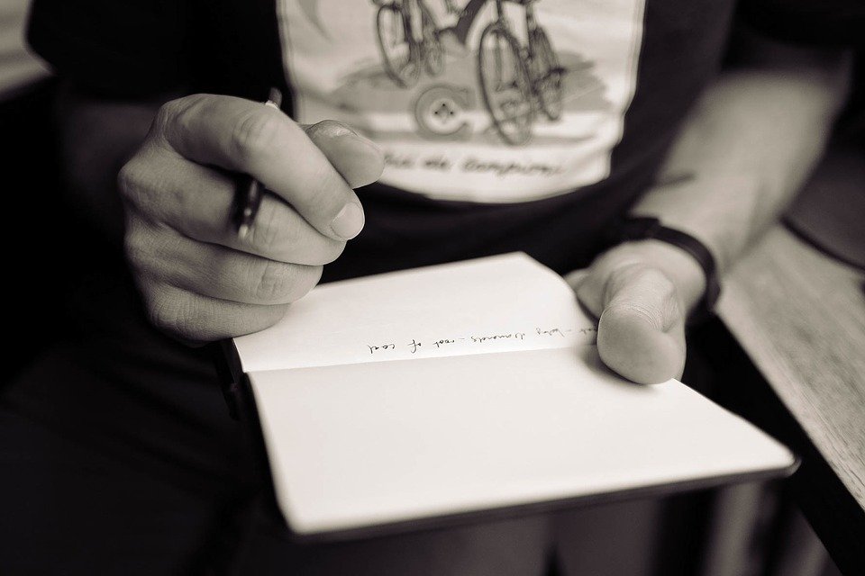 Persona escribiendo carta / Imagen tomada de: Pixabay Persona escribiendo carta / Imagen tomada de: Pixabay