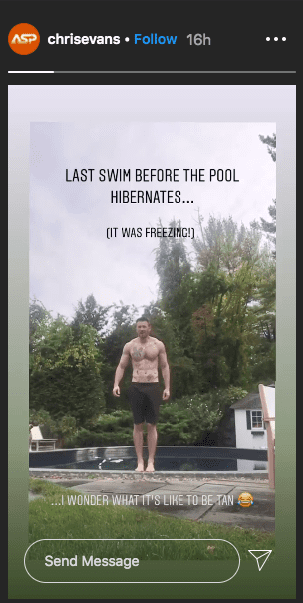 Screenshot of Chris Evans prepping to have a swim on his Instagram story | Photo: Instagram / chrisevans