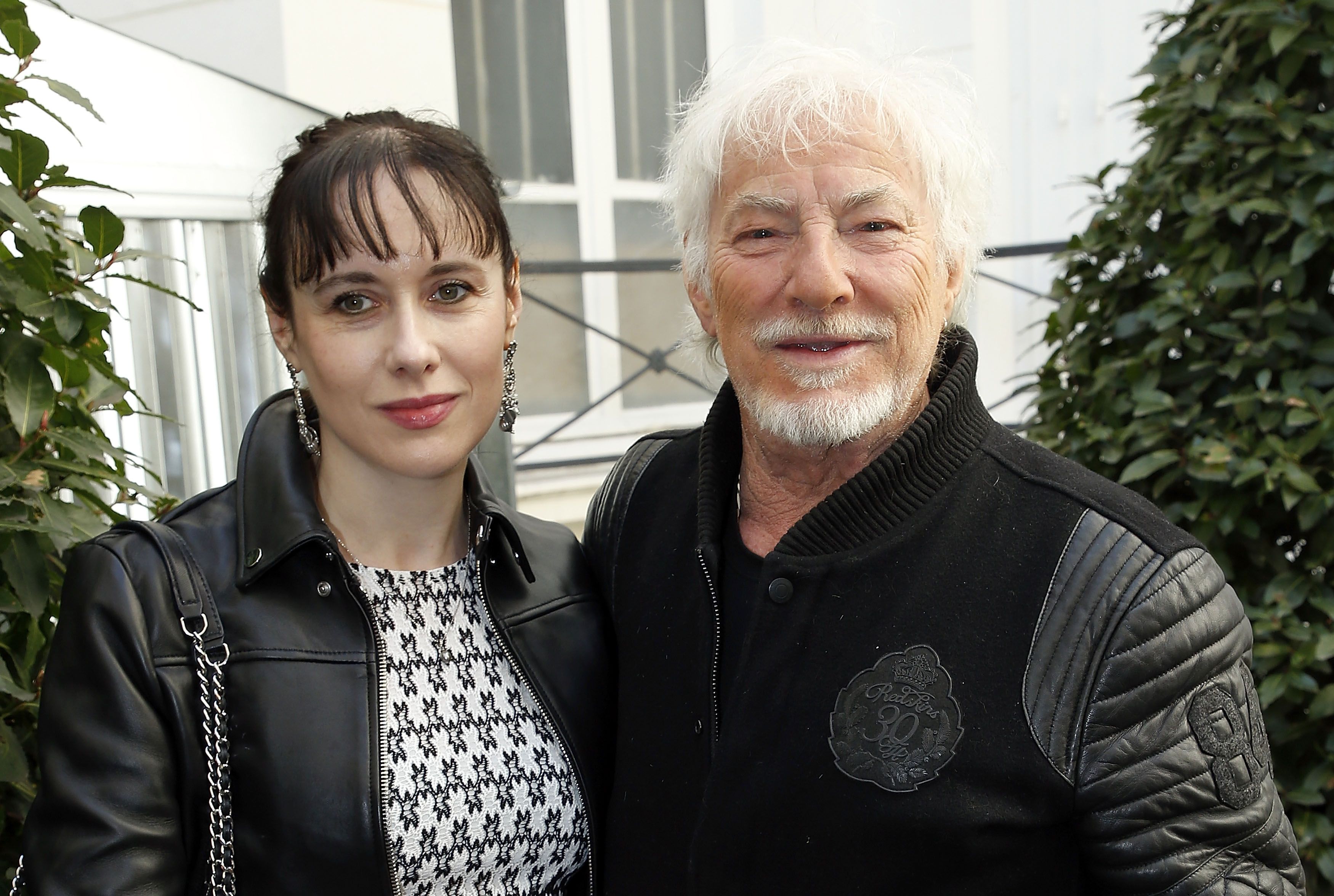 Hugues Aufray et sa partenaire Muriel au Cabaret Don Camillo le 2 avril 2017 à Paris, France. | Photo : Getty Images