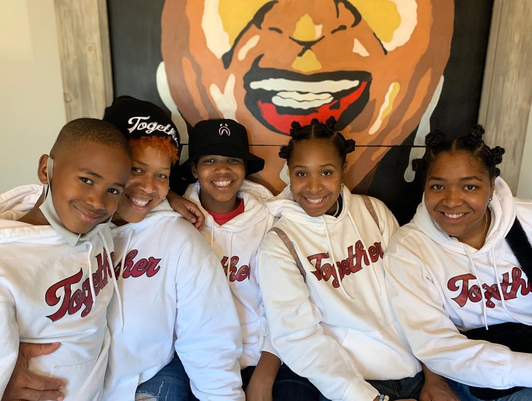 Tina Campbell with her children, dated May 8, 2022 | Source: Instagram/teddyandtina