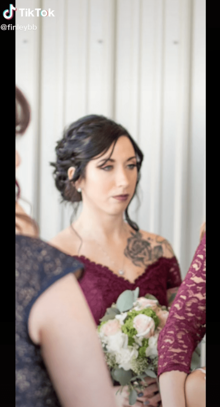 Divorced Tiktoker shares photos of her bridesmaids on her wedding day. | Photo: tiktok.com/finleybb