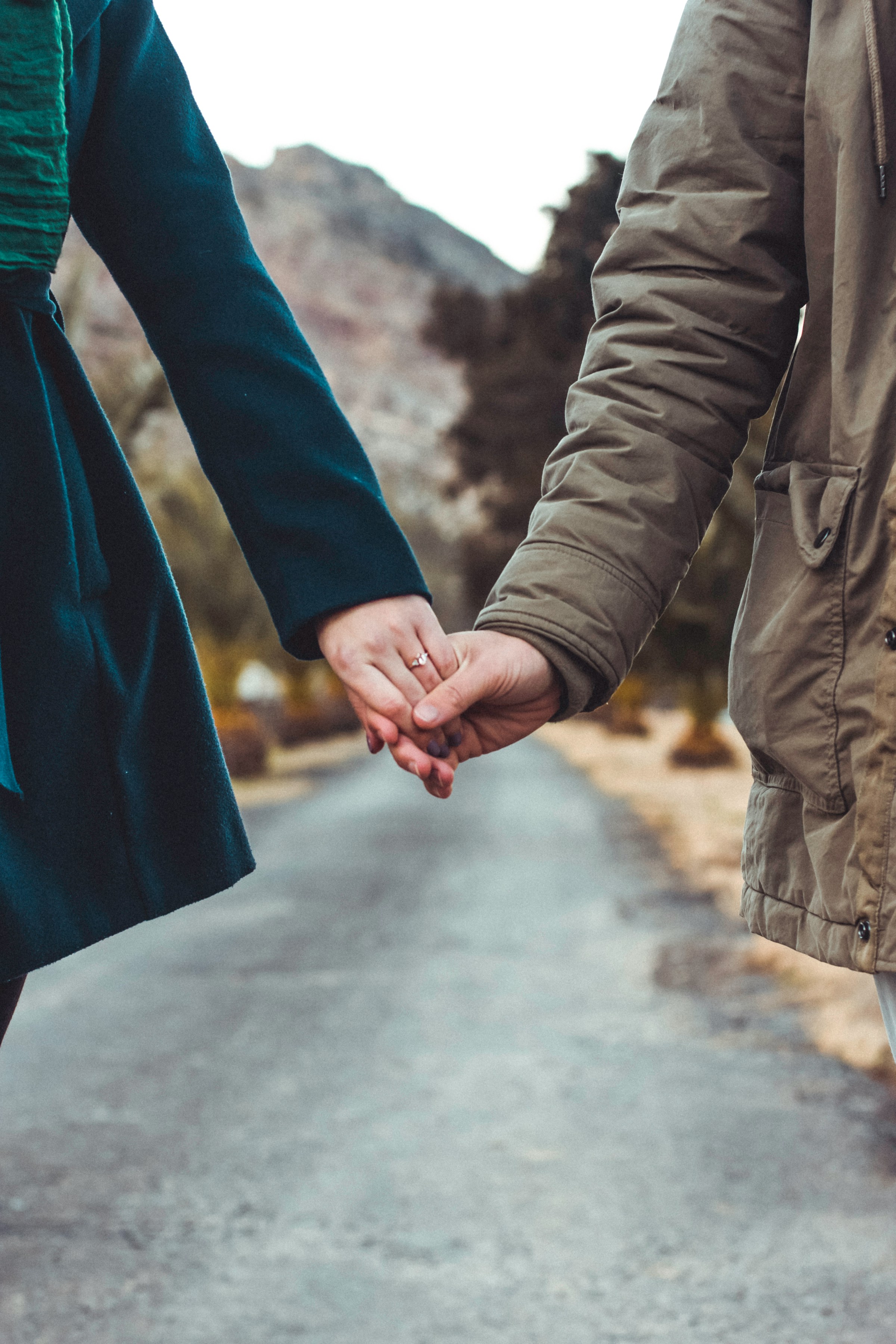 A couple holding hands | Source: Unsplash