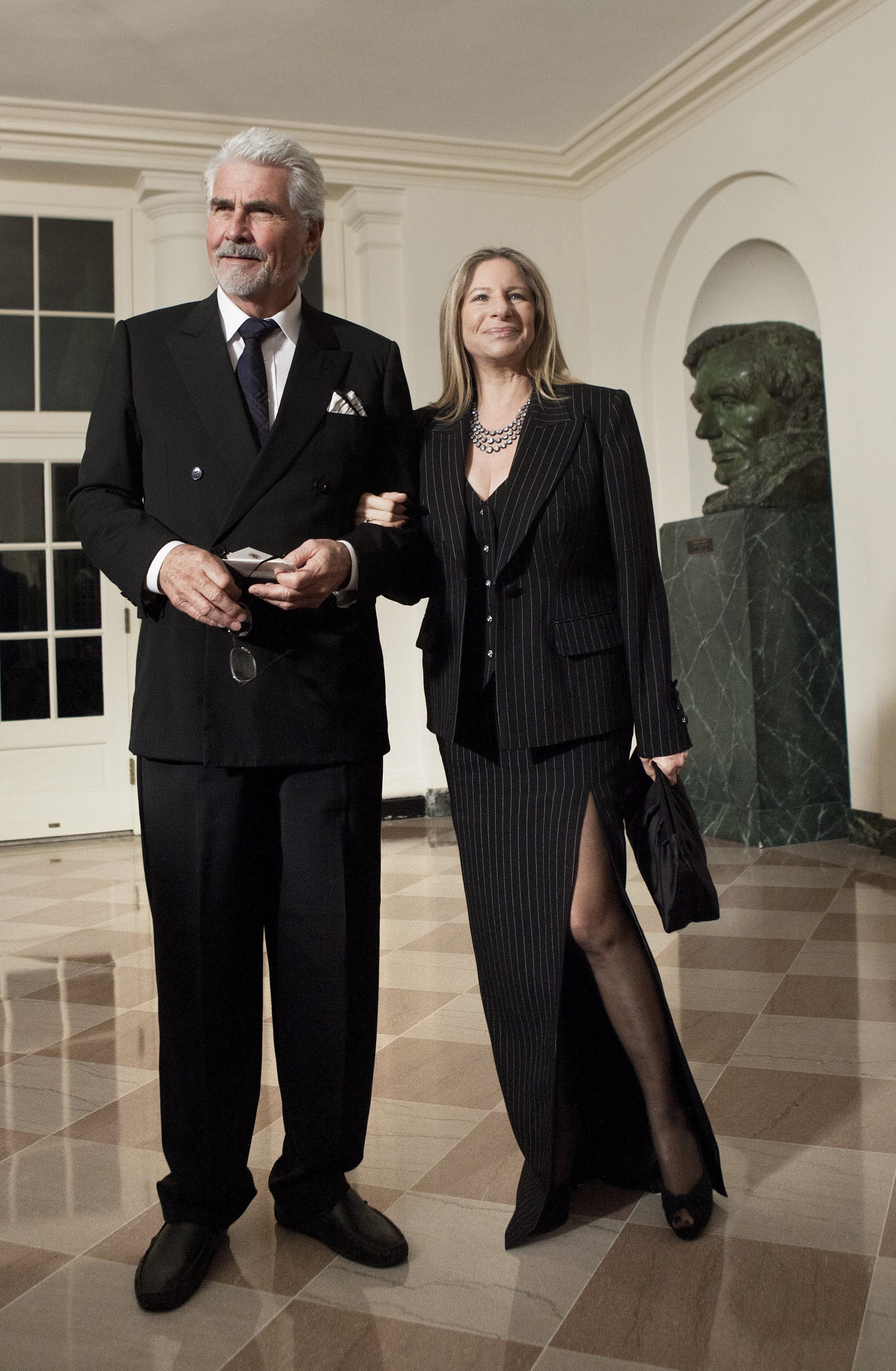 Actor James Brolin (L) and his wife singer Barbra Streisand on January 19, 2011 in Washington DC | Source: Getty Images
