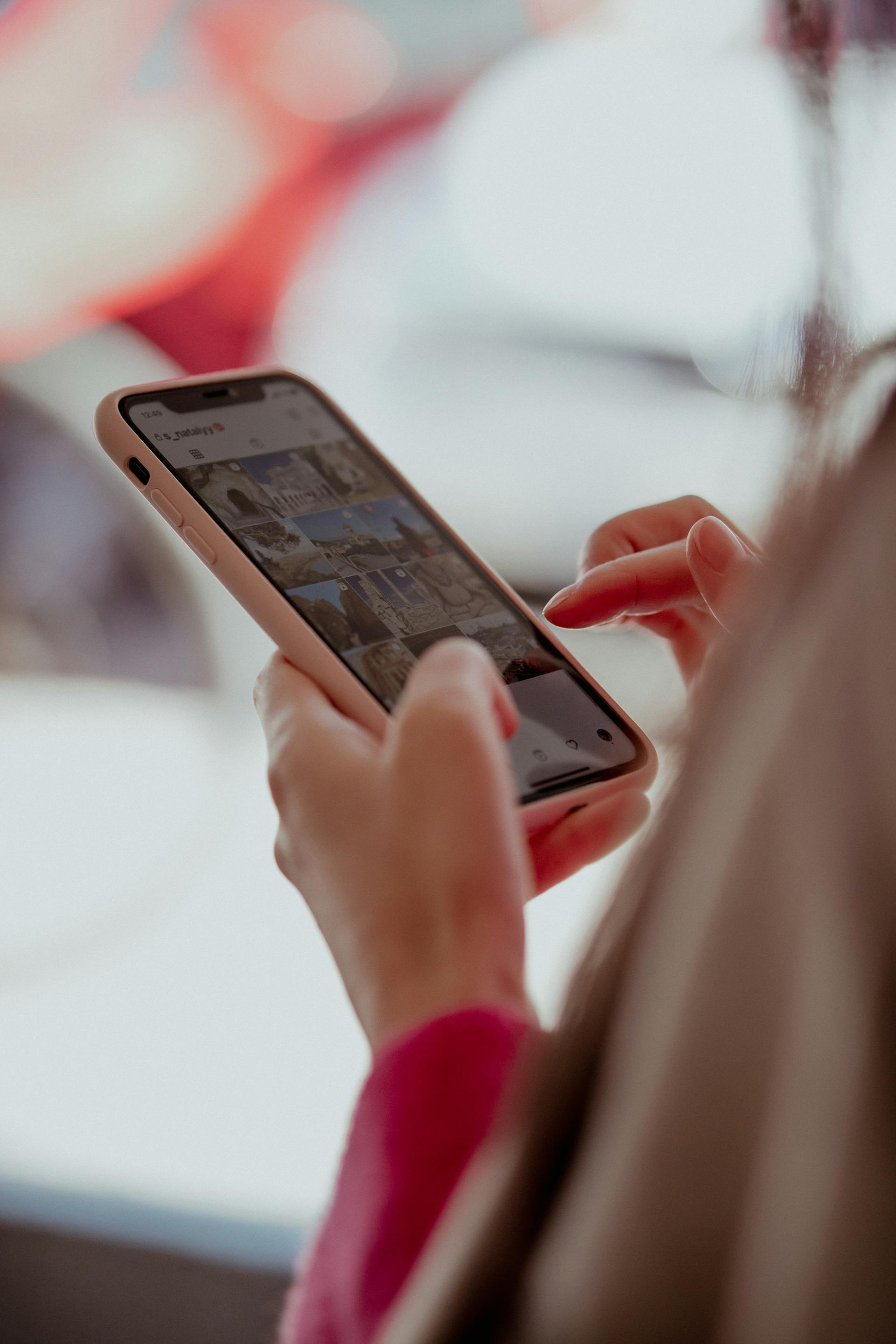A woman using her phone | Source: Pexels