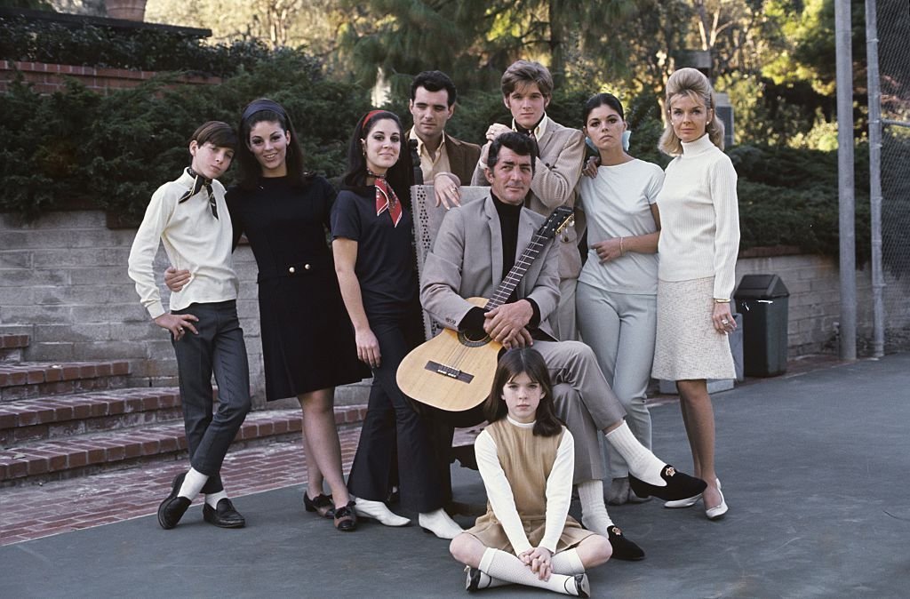 Dean Martin con su esposa Jeanne y sus hijos, Gail, Craig, Claudia, Deana, Gina, Ricci y Dean Paul, en 1966. | Foto: Getty Images