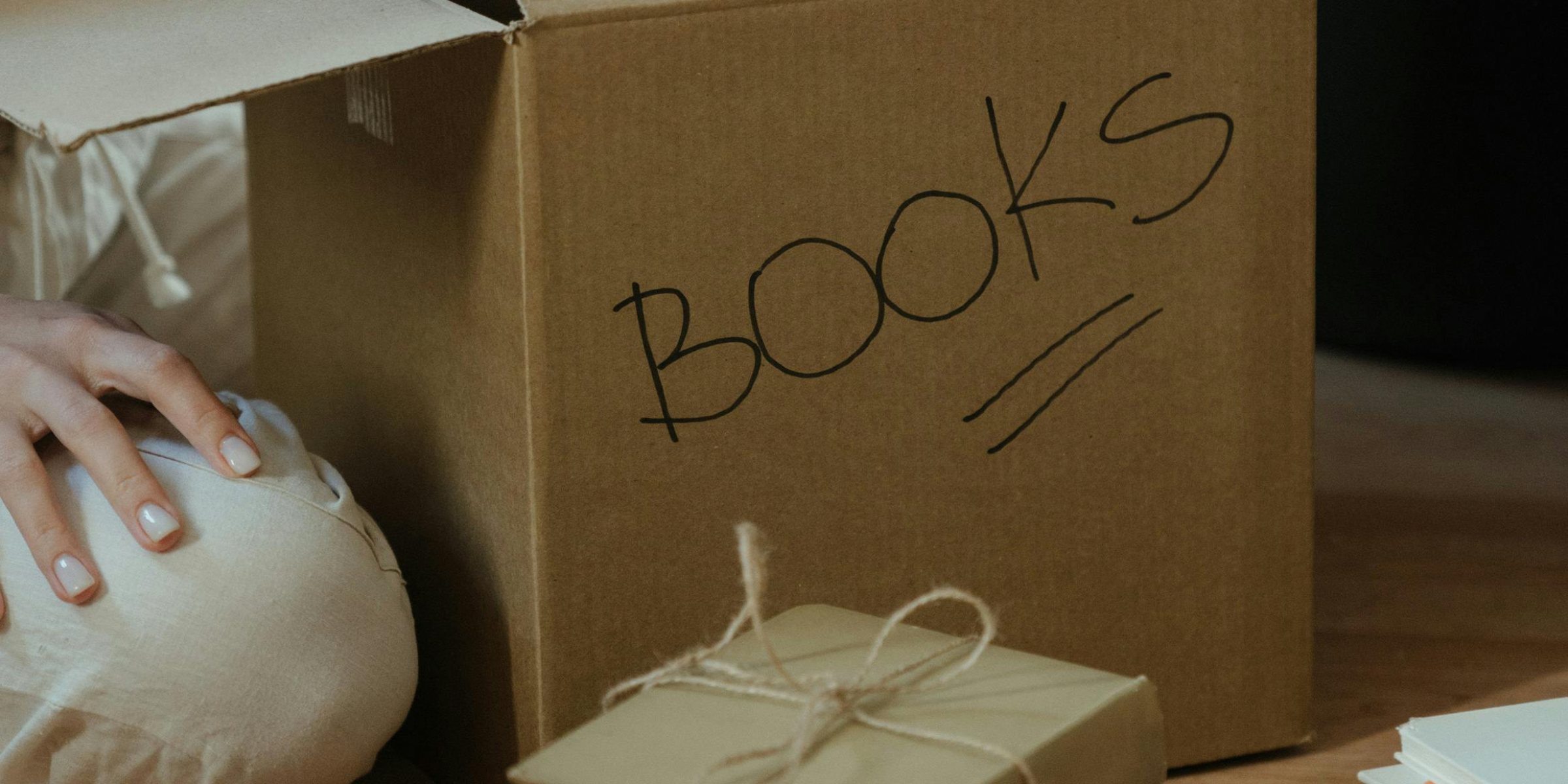 A box of books | Source: Pexels