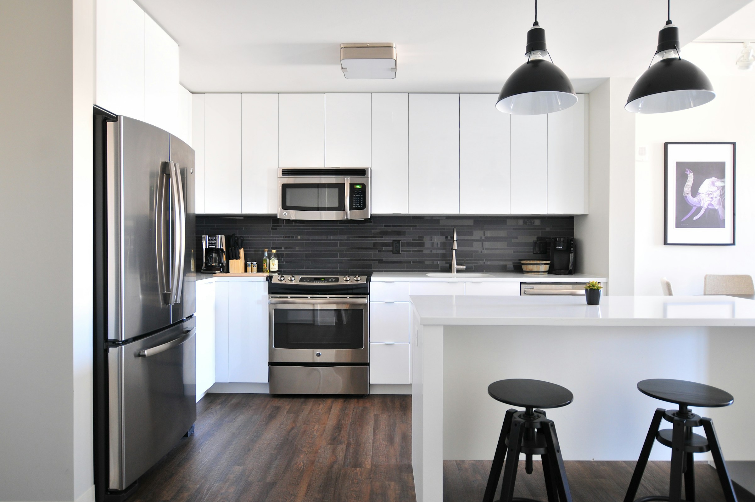 Front angle view of a spotless kitchen | Source: Unsplash