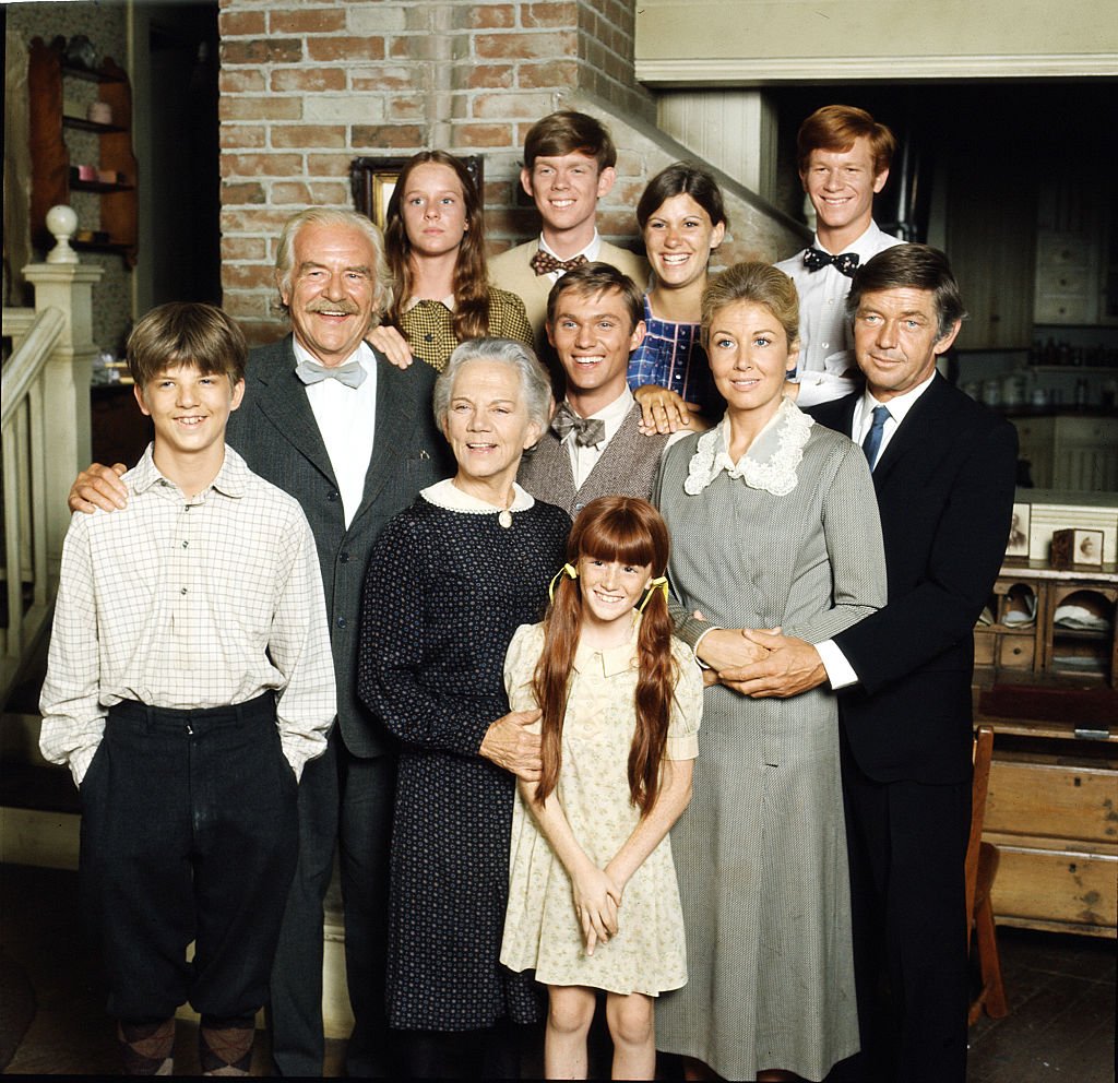 A portrait of the cast of "The Waltons," including Richard Thomas on January 1, 1977. | Source: Getty Images