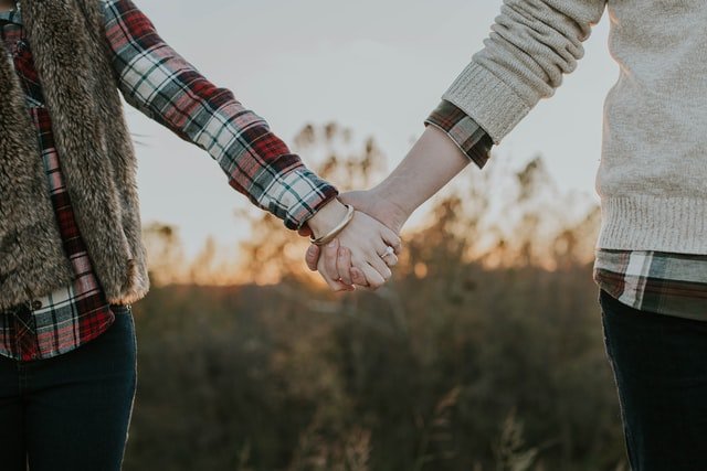 Married couple holding hands | Source: Unsplash