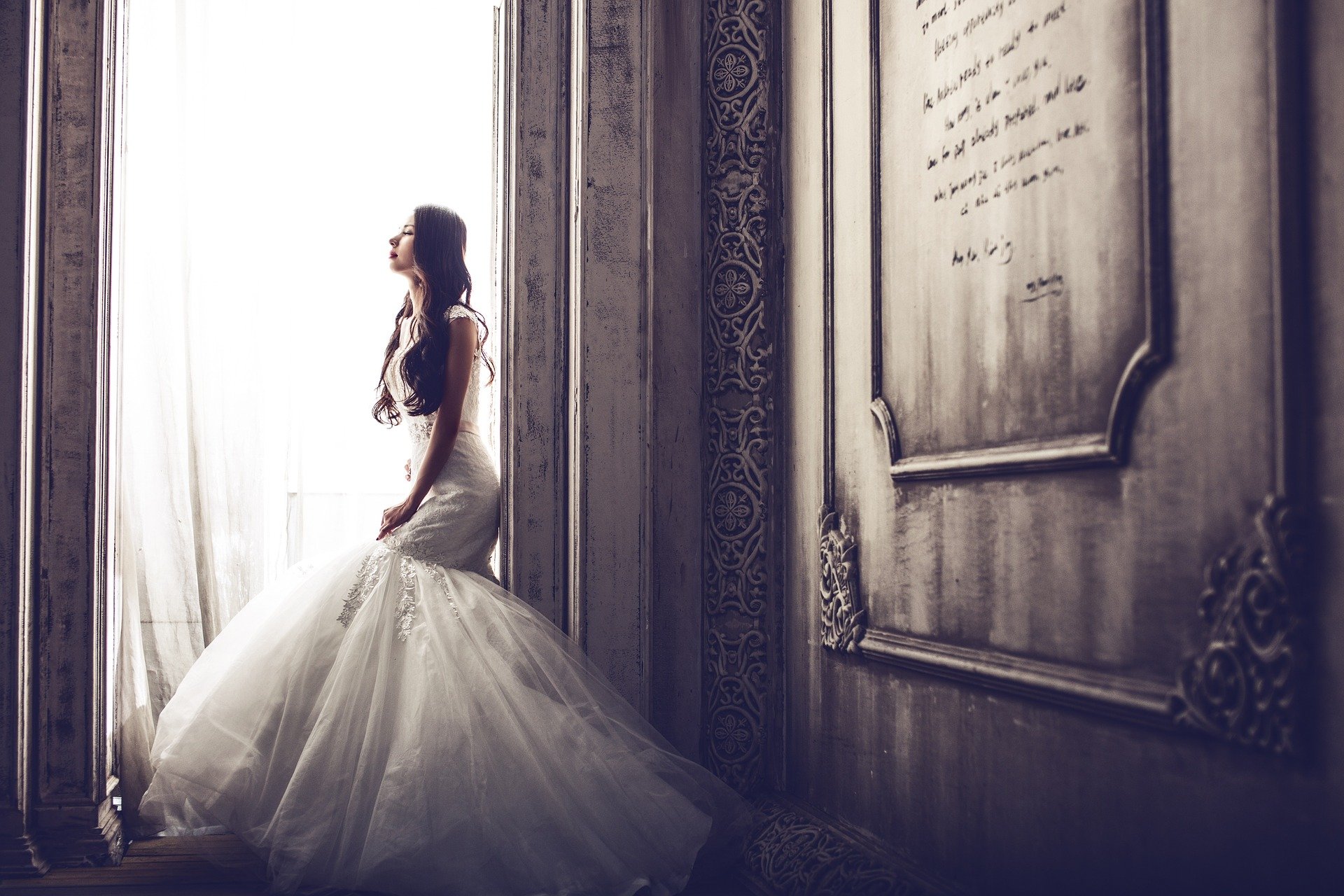 Mujer vestida de novia. Fuente: Pixabay
