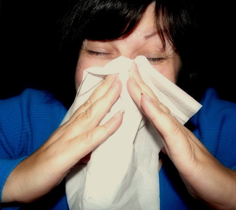 Joven tosiendo con un pañuelo sobre su rostro. | Foto: Flickr
