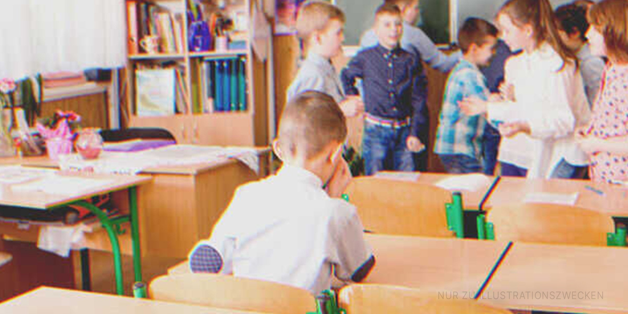 Trauriger Junge in einem Klassenzimmer | Quelle: Shutterstock