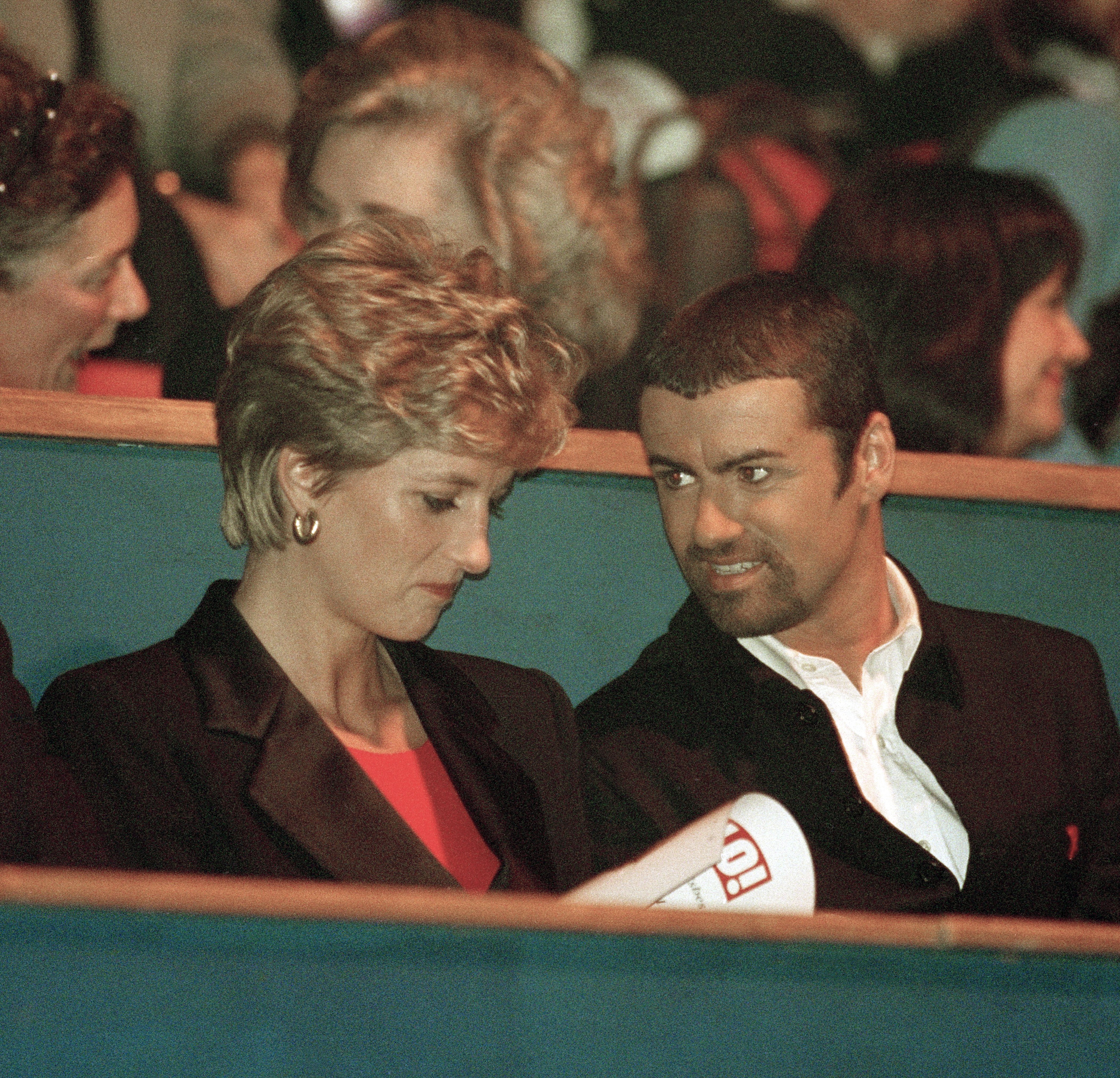 La princesa Diana y George Michael asisten a "A Concert of Hope", un concierto benéfico en el Día Mundial del SIDA en Wembley Arena en Londres, Inglaterra, el 1 de diciembre de 1994 | Foto: Getty Images
