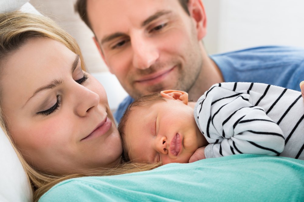 Les heureux parents d'un nouveau-né. | Photo : Shutterstock