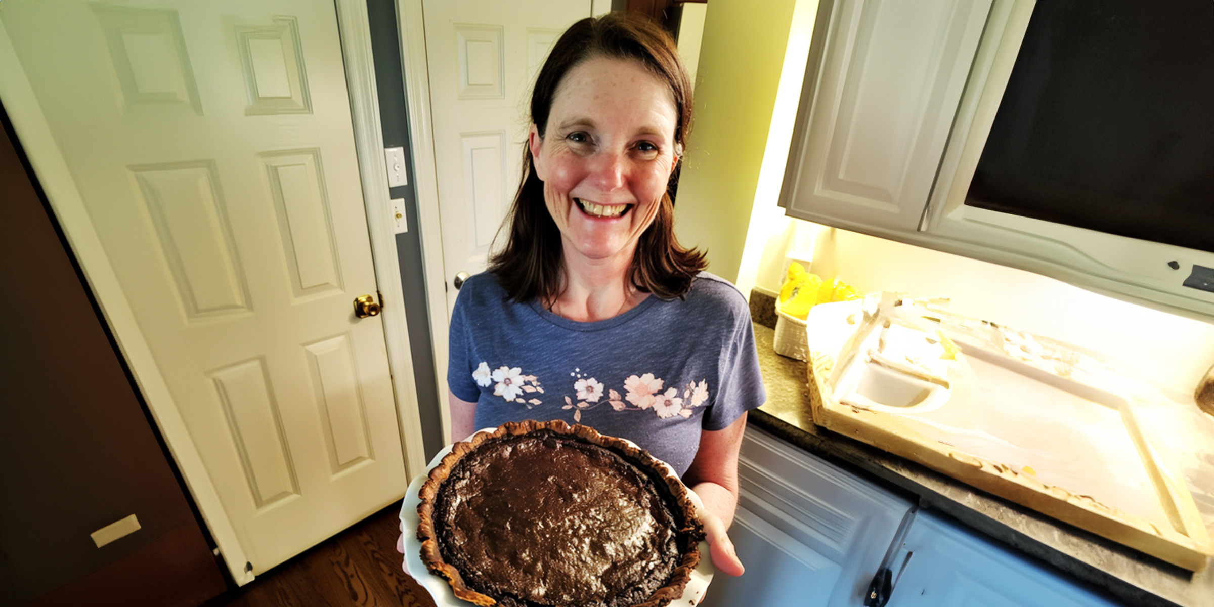 A woman holding a chocolate pie | Source: Amomama