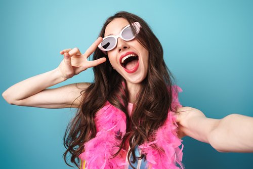 Frau mit Sonnenbrille und Accessoires | Quelle: Shutterstock